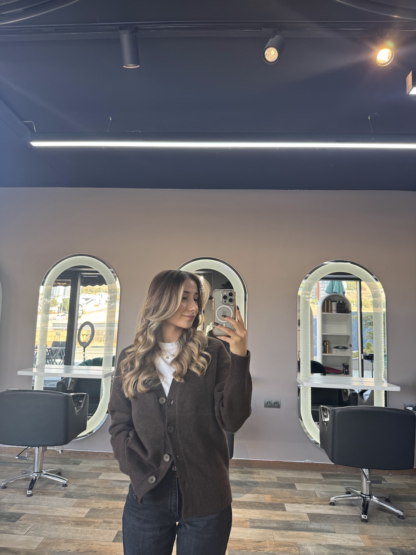 Hue Hair salon detayı — kemerli aynalar