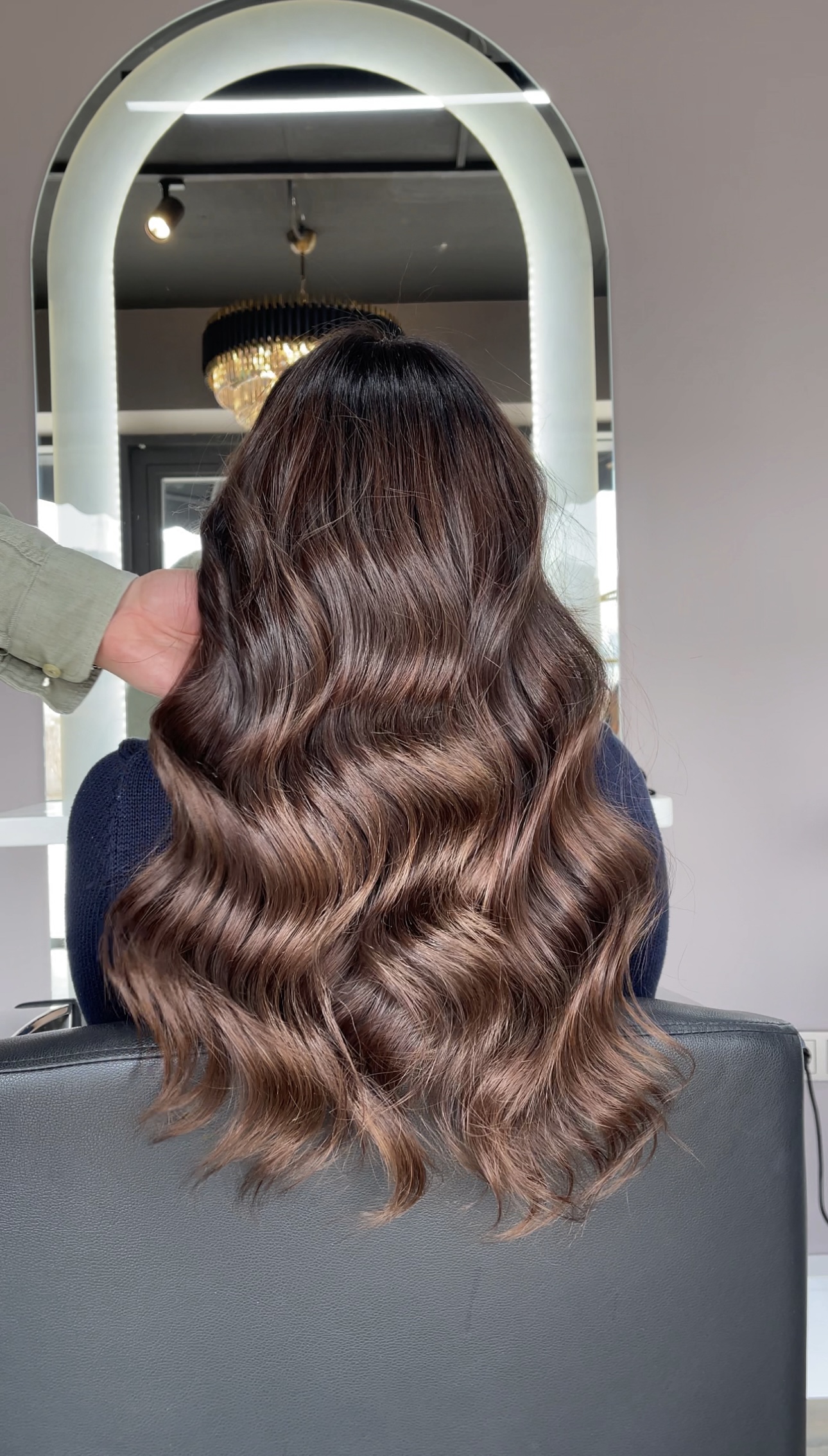 Hue Hair salon içi — kemerli LED aynalar ve renk çalışması