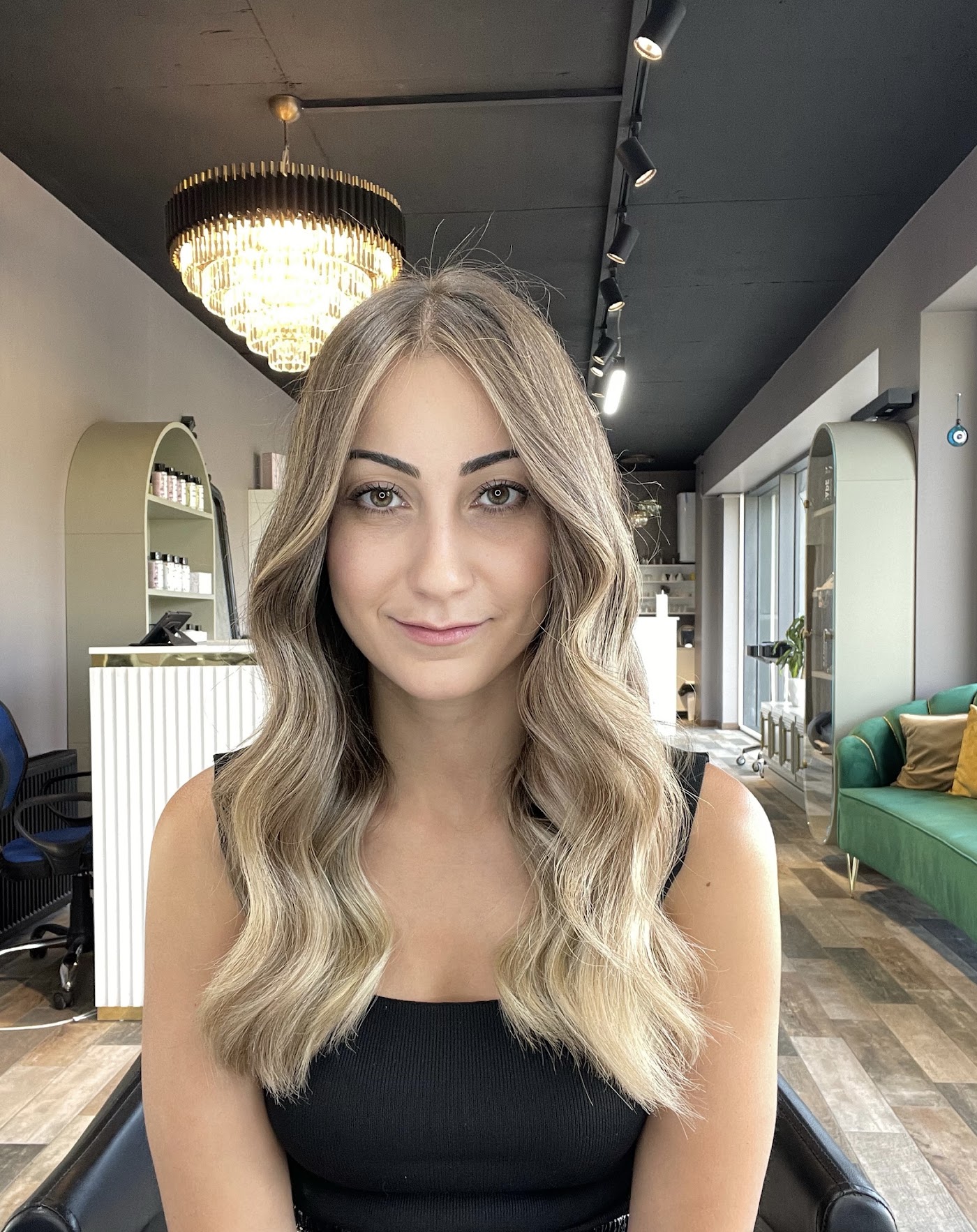 Hue Hair dalgalı fön ve renk detayı